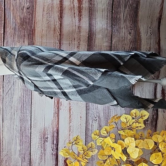 APT. 9 GRAY PLAID PONCHO HOUNDSTOOTH FRONT CLOSURE - Picture 6 of 11